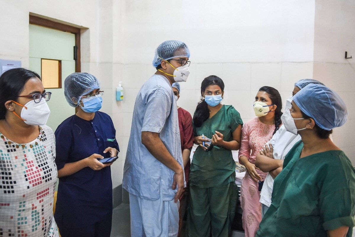 कोरोनाचे शेकडो रुग्ण या प्रसूती रुग्णालयात आलेले आहेत, त्यामुळे ज्यावेळी केसेस वाढू लागल्या तेव्हा गेल्या वर्षी मेमध्ये कोविड वॉर्ड सुरू करण्यात आला. कोरोनाचे शेकडो रुग्ण या प्रसूती रुग्णालयात आलेले आहेत, त्यामुळे ज्यावेळी केसेस वाढू लागल्या तेव्हा गेल्या वर्षी मेमध्ये कोविड वॉर्ड सुरू करण्यात आला.