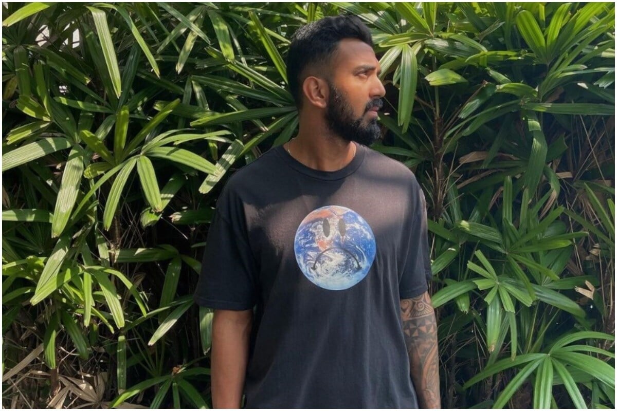टीम इंडियाचा बॅट्समन आणि आयपीएलच्या पंजाब किंग्सचा कर्णधार केएल राहुल याला पोटाच्या दुखापतीमुळे आयपीएल अर्ध्यातच सोडावी लागली होती. सुरुवातीला औषधं घेतल्यानंतरही केएल राहुलची पोटदुखी कमी झाली नाही, अखेर त्याला रुग्णालयात दाखल करण्यात आलं. रुग्णालयामध्ये चाचणी केल्यानंतर त्याला अपेंडिकटिस झाल्याचं समोर आलं, यानंतर त्याच्यावर शस्त्रक्रियाही करण्यात आली. शस्त्रक्रियेनंतर आता केएल राहुलने त्याच्या तब्येतीबाबत माहिती दिली आहे. (KL Rahul/Instagram) टीम इंडियाचा बॅट्समन आणि आयपीएलच्या पंजाब किंग्सचा कर्णधार केएल राहुल याला पोटाच्या दुखापतीमुळे आयपीएल अर्ध्यातच सोडावी लागली होती. सुरुवातीला औषधं घेतल्यानंतरही केएल राहुलची पोटदुखी कमी झाली नाही, अखेर त्याला रुग्णालयात दाखल करण्यात आलं. रुग्णालयामध्ये चाचणी केल्यानंतर त्याला अपेंडिकटिस झाल्याचं समोर आलं, यानंतर त्याच्यावर शस्त्रक्रियाही करण्यात आली. शस्त्रक्रियेनंतर आता केएल राहुलने त्याच्या तब्येतीबाबत माहिती दिली आहे. (KL Rahul/Instagram)