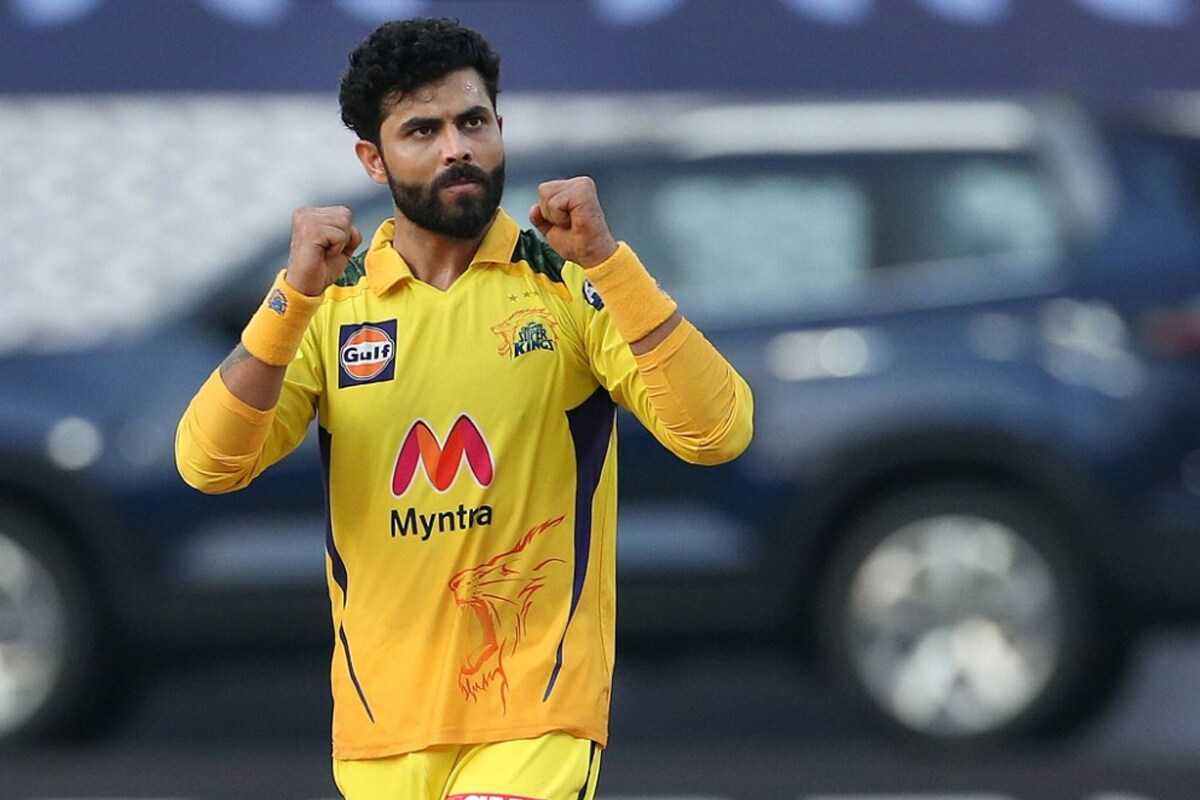 रविंद्र जडेजा : रविंद्र जडेजा (Ravindra Jadeja) मागच्या अनेक वर्षांपासून चेन्नई सुपरकिंग्ससोबत खेळत आहे. क्रिकेटच्या तिन्ही फॉरमॅटमध्ये जडेजा सर्वोत्तम ऑलराऊंडर आहे. शेवटच्या काही ओव्हरमध्ये धडाकेबाज बॅटिंग करून जडेजाने चेन्नईला अनेक विजय मिळवून दिले. चेन्नईच्या टीममध्ये जडेजा धोनीचं ट्रम्प कार्ड आहे. तो सध्या 32 वर्षांचाच असल्यामुळे त्याच्याकडे चेन्नईचं नेतृत्व करण्याची संधी आहे. रविंद्र जडेजा : रविंद्र जडेजा (Ravindra Jadeja) मागच्या अनेक वर्षांपासून चेन्नई सुपरकिंग्ससोबत खेळत आहे. क्रिकेटच्या तिन्ही फॉरमॅटमध्ये जडेजा सर्वोत्तम ऑलराऊंडर आहे. शेवटच्या काही ओव्हरमध्ये धडाकेबाज बॅटिंग करून जडेजाने चेन्नईला अनेक विजय मिळवून दिले. चेन्नईच्या टीममध्ये जडेजा धोनीचं ट्रम्प कार्ड आहे. तो सध्या 32 वर्षांचाच असल्यामुळे त्याच्याकडे चेन्नईचं नेतृत्व करण्याची संधी आहे.