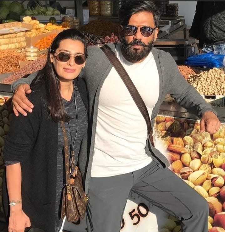सुनील शेट्टी (Suniel Shetty) आणि पत्नी मना शेट्टी (Mana Shetty) यांचा पर्यटन श्रेत्रात व्यवसाय आहे. Discovery in Khandala हे त्यांच्या लक्झरी विलाचं नाव आहे. सुनील शेट्टी (Suniel Shetty) आणि पत्नी मना शेट्टी (Mana Shetty) यांचा पर्यटन श्रेत्रात व्यवसाय आहे. Discovery in Khandala हे त्यांच्या लक्झरी विलाचं नाव आहे.