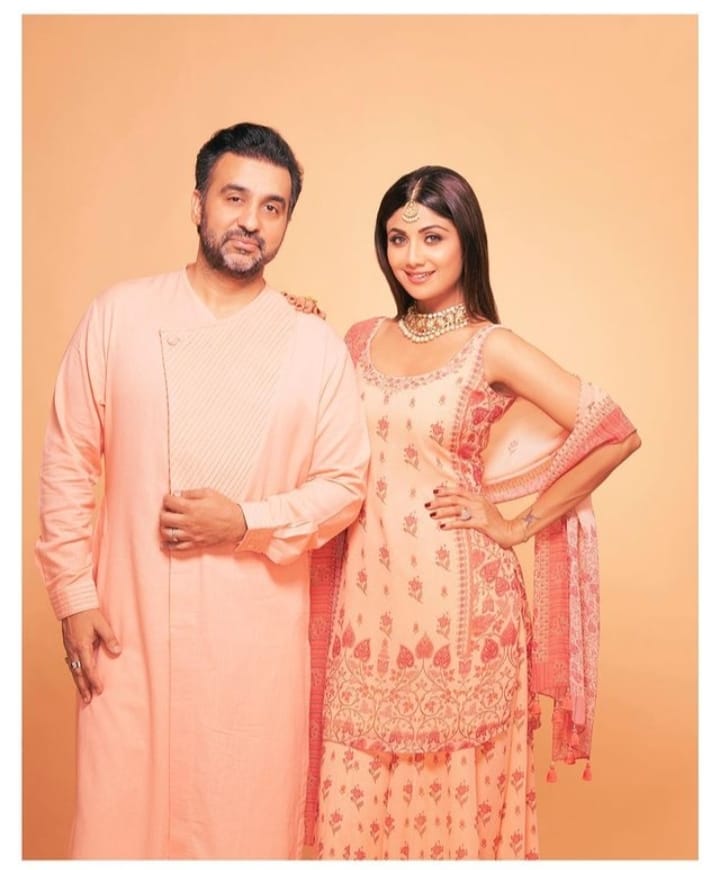 शिल्पा शेट्टी (Shilpa Shetty) आणि पती राज कुंद्रा (Raj Kundra) यांनी इलेक्ट्रॉनिक कंपनी सुरू केली आहे. वियान असं याच नाव असून मुलाच्या जन्मानंतर त्यांनी ही कंपनी स्थापित केली होती. ते राजस्थान रॉयल्स या आयपीएल टिमचे ही मालक होते. शिल्पा शेट्टी (Shilpa Shetty) आणि पती राज कुंद्रा (Raj Kundra) यांनी इलेक्ट्रॉनिक कंपनी सुरू केली आहे. वियान असं याच नाव असून मुलाच्या जन्मानंतर त्यांनी ही कंपनी स्थापित केली होती. ते राजस्थान रॉयल्स या आयपीएल टिमचे ही मालक होते.