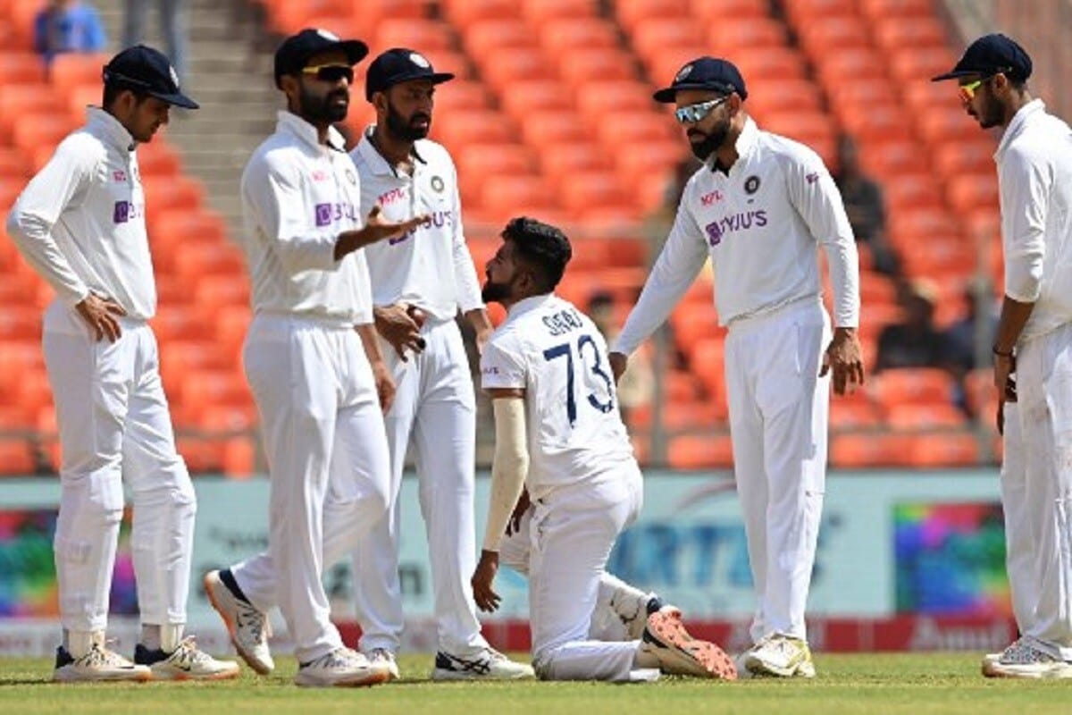 टेस्ट क्रिकेटमध्ये टीम इंडियाचा (Team India) जलवा अजूनही कायम आहे. आयसीसीच्या वार्षिक टेस्ट क्रमवारीत (ICC Test Ranking) टीम इंडिया पुन्हा पहिल्या क्रमांकावर पोहोचली आहे. लागोपाठ पाचव्या वर्षी वर्षाच्या सुरुवातीलाच भारतीय टीम पहिल्या क्रमांकावर आहे. या क्रमवारीत दुसऱ्या क्रमांकावर न्यूझीलंडची टीम आहे. भारत आणि न्यूझीलंड (India vs New Zealand) यांच्यात 18 जूनपासून वर्ल्ड टेस्ट चॅम्पियनशीपची फायनल (WTC Final होणार आहे, त्यामुळे न्यूझीलंडपासून भारताच्या पहिल्या क्रमांकाला धोका आहे. टेस्ट क्रिकेटमध्ये टीम इंडियाचा (Team India) जलवा अजूनही कायम आहे. आयसीसीच्या वार्षिक टेस्ट क्रमवारीत (ICC Test Ranking) टीम इंडिया पुन्हा पहिल्या क्रमांकावर पोहोचली आहे. लागोपाठ पाचव्या वर्षी वर्षाच्या सुरुवातीलाच भारतीय टीम पहिल्या क्रमांकावर आहे. या क्रमवारीत दुसऱ्या क्रमांकावर न्यूझीलंडची टीम आहे. भारत आणि न्यूझीलंड (India vs New Zealand) यांच्यात 18 जूनपासून वर्ल्ड टेस्ट चॅम्पियनशीपची फायनल (WTC Final होणार आहे, त्यामुळे न्यूझीलंडपासून भारताच्या पहिल्या क्रमांकाला धोका आहे.