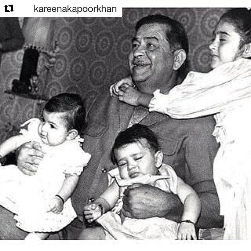 राज कपूर आणि कुटुंब. फोटोत राज कपूर यांच्यासह करिष्मा कपूर, करीना कपूर, आणि रिधिमा कपूर यांचा बालपणीचा फोटो आहे. राज कपूर आणि कुटुंब. फोटोत राज कपूर यांच्यासह करिष्मा कपूर, करीना कपूर, आणि रिधिमा कपूर यांचा बालपणीचा फोटो आहे.