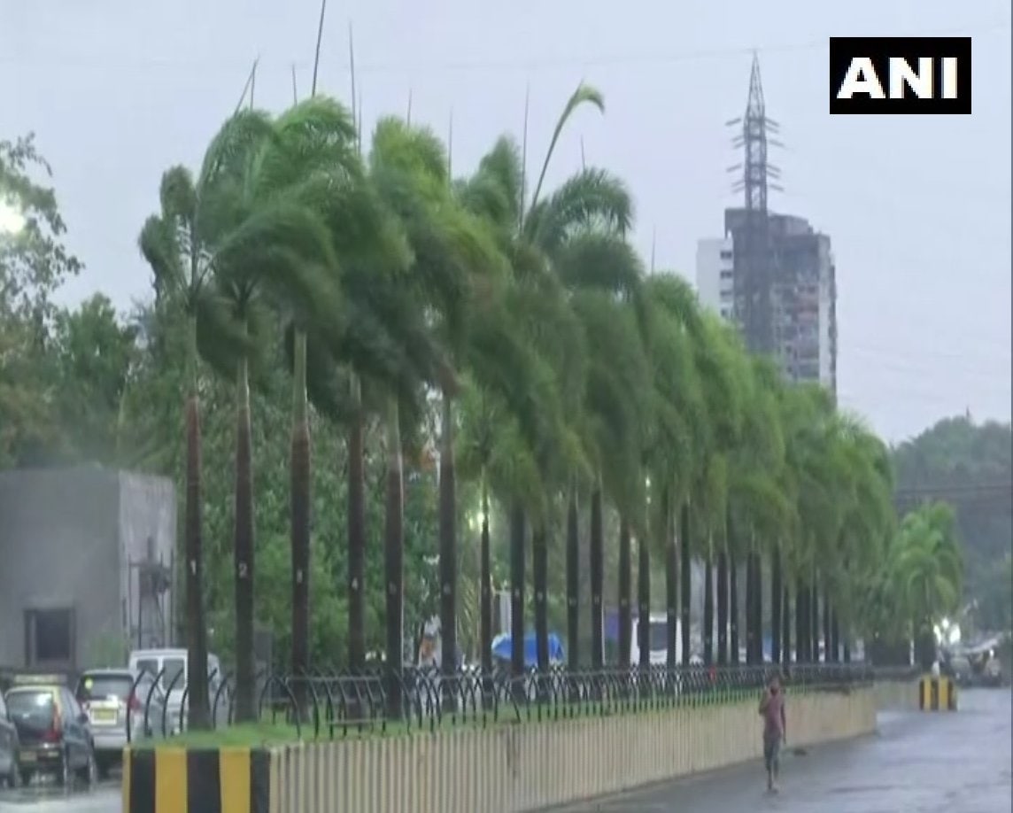 Cyclone Tauktae सोमवारी रात्री गुजरातच्या किनाऱ्याच्या दिशेने जाईल. रात्री उशीरा गुजरातच्या किनाऱ्याला धडकण्याची शक्यता वर्तवण्यात आली आहे. Cyclone Tauktae सोमवारी रात्री गुजरातच्या किनाऱ्याच्या दिशेने जाईल. रात्री उशीरा गुजरातच्या किनाऱ्याला धडकण्याची शक्यता वर्तवण्यात आली आहे.