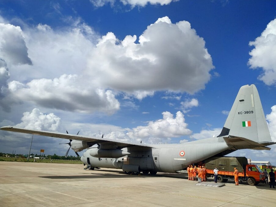 भारतीय हवाई दलाने C-130J and a An-32 अशी दोन विमानं NDRF टीमसाठी ठेवली आहेत. मुंबई आणि अहमदाबादकडे यातून जवानांना नेलं जाईल.