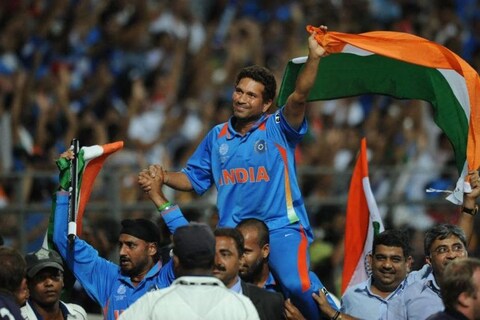 1983 नंतर क्रिकेट वर्ल्ड कप (Cricket World Cup) जिंकण्याचं भाग्य भारतीय टीमच्या नशिबी येण्यासाठी 2011 साल उजाडावं लागलं. त्या वेळच्या विजयाच्या मुख्य शिलेदारांपैकी असलेला महान भारतीय क्रिकेटपटू सचिन तेंडुलकर (Sachin Tendulkar)याने नुकत्याच त्या विजयाच्या आठवणी जागवल्या.