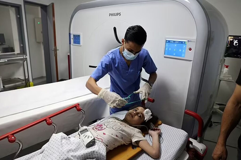 खूप वेळापासून मुलगी ढिगाऱ्याखाली अडकून पडली होती. अचानक काही लोकांना खालून मुलीचा आरडा-ओरडा ऐकू आला. त्यानंतर सगळ्यांनी मुलीला सुखरुप बाहेर काढण्यासाठी प्रयत्न केले. काही लोकांनी ऑक्सिजन सिलेंडरही सोबत आणले होते. खूप वेळापासून मुलगी ढिगाऱ्याखाली अडकून पडली होती. अचानक काही लोकांना खालून मुलीचा आरडा-ओरडा ऐकू आला. त्यानंतर सगळ्यांनी मुलीला सुखरुप बाहेर काढण्यासाठी प्रयत्न केले. काही लोकांनी ऑक्सिजन सिलेंडरही सोबत आणले होते.
