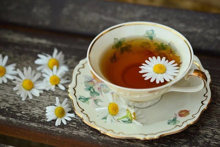 कॅमोमाइल चहा - कॅमोमाइल चहा (Chamomile Tea) प्यायल्याने घशातील सूज कमी होते. कॅमोमाइलमध्ये विशिष्ट गुणधर्म असतात जे बॅक्टेरिया दूर करतात. सर्दी झाल्यास कॅमोमाईल चहाचं सेवन देखील फायदेशीर ठरतं.