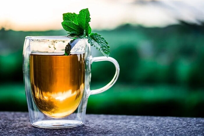 ग्रीन टी - ग्रीन टी (Green Tea) देखील आरोग्यासाठी खूप चांगली आहे. बरेच लोक वजन कमी करण्यासाठी ग्रीन टी पितात. यात अँटीऑक्सिडेंट असतात. एवढंच नाही तर, ग्रीन टी बर्‍याच प्रकारच्या संक्रमणापासून संरक्षण करते. सर्दी झाली असेल तर, ग्रीन टी पित रहावी.