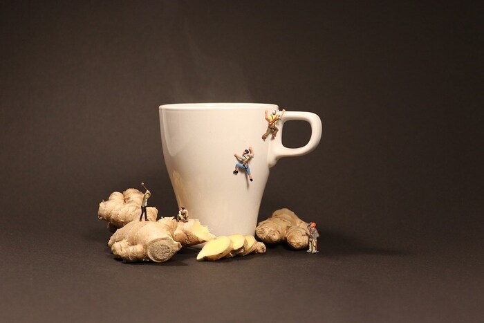 आल्याचा चहा - आल्याच्या चहा (Ginger Tea)मध्ये अँटी-व्हायरल कम्पाऊंड असतात,जे शरीराला संसर्गापासून वाचवतात. या व्यतिरिक्त, या चहाने शरीर उबदार राहतं, ज्यामुळे सर्दी पडसं लवकर बरं होण्यास मदत होते. आल्याचा चहा थंडीत पिणं चांगलं असतं.