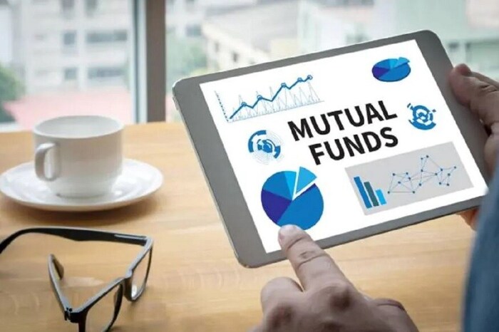 2. म्युच्युअल फंड- तुम्ही म्युच्युअल फंडमध्ये (Mutual Fund) दरमहा कमीतकमी 500 रुपयांची देखील गुंतवणूक करू शकता. म्युच्युअल फंड कंपन्या गुंतवणूकदारांकडून पैसे घेऊन ते कंपन्यांच्या शेअरमध्ये गुंतवतात. ज्यांना शेअर बाजाराबाबत फार माहिती नसेल, त्यांच्यासाठी हा चांगला पर्याय आहे. गुंतवणूकदार त्यांच्या आर्थिक लक्ष्याप्रमाणे Mutual Fund स्कीम निवडतात. Mutual Fund च्या कोणत्याही डायरेक्ट प्लॅनमध्ये गुंतवणूक केल्यास तुम्हाला कमिशन द्यावे लागत नाही. दीर्घकालीन गुंतवणुकीमध्ये त्यामुळे रिटर्न देखील वाढतो. एसआयपीच्या (SIP) माध्यमातून तुम्ही यात गुंतवणूक करू शकता. तुम्ही इक्विटी म्युच्युअल फंड (Equity Mutual Fund), डेट म्युच्युअल फंड (Debt Mutual Fund) किंवा हायब्रिड म्युच्युअल फंड स्कीम (Hybrid Mutual Fund)मध्ये गुंतवणूक करू शकता.