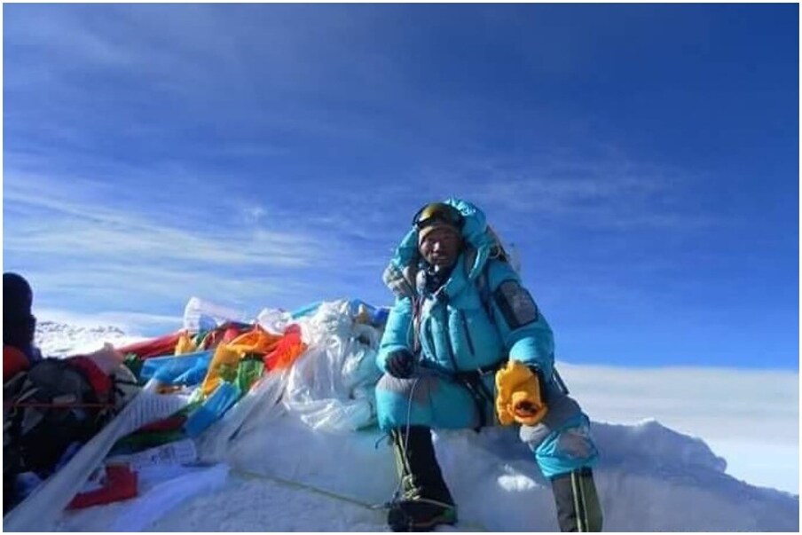 गिर्यारोहक शेरपा कामी रिता हे 51 वर्षांचे आहेत. 1994 साली त्यांनी हा पर्वत चढणायचा पहिला प्रयत्न केला होता. त्यानंतर ते तब्बल 25 वेळा हा पर्वत चढले आहेत. ते जगातील एकमेव व्यक्ती आहेत ज्यांनी हा विक्रम केला आहे.
