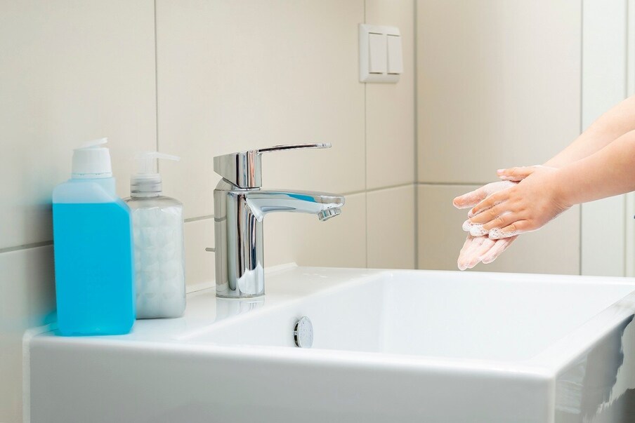 आपण आपले हात वॉशबेसिन मध्ये धुवतो.पण, त्याच्या नळावर (Tap) किती बॅक्टेरिया (Bacteria) असतात हे आपल्याला माहितही नसतं. आपण आपले अस्वच्छ हात त्याला लावत असतो. त्यामुळे वॉशबेसिनचा नळ दररोज स्वच्छ करावा.