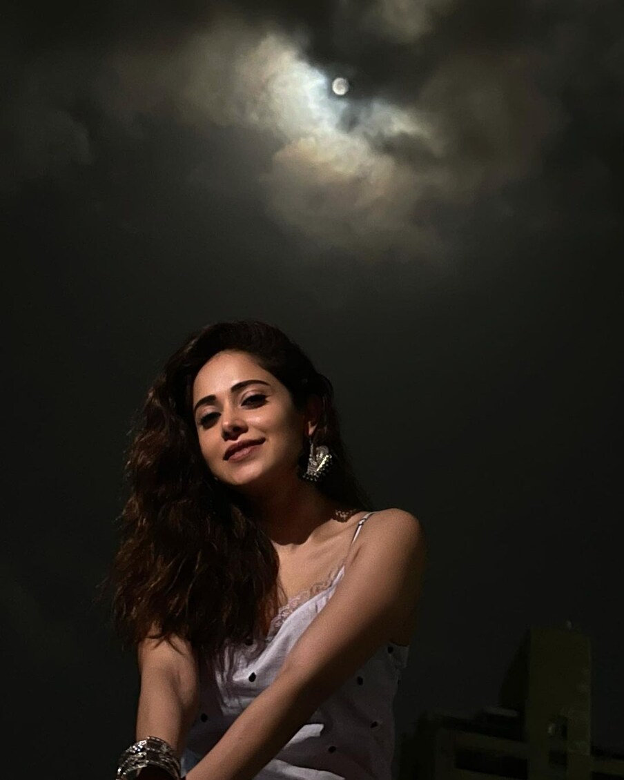 तिच्या ओपन ट्रेससह नुशर्रत भरुचा खूपच सुंदर दिसत आहे