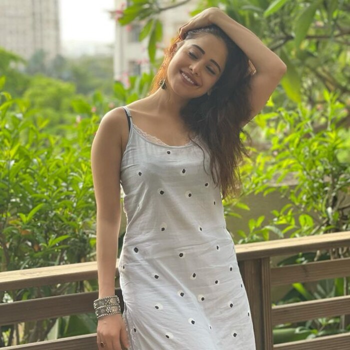 नुसरत भरुचाने ही साधी वेशभूषा सुद्धा रंगवली