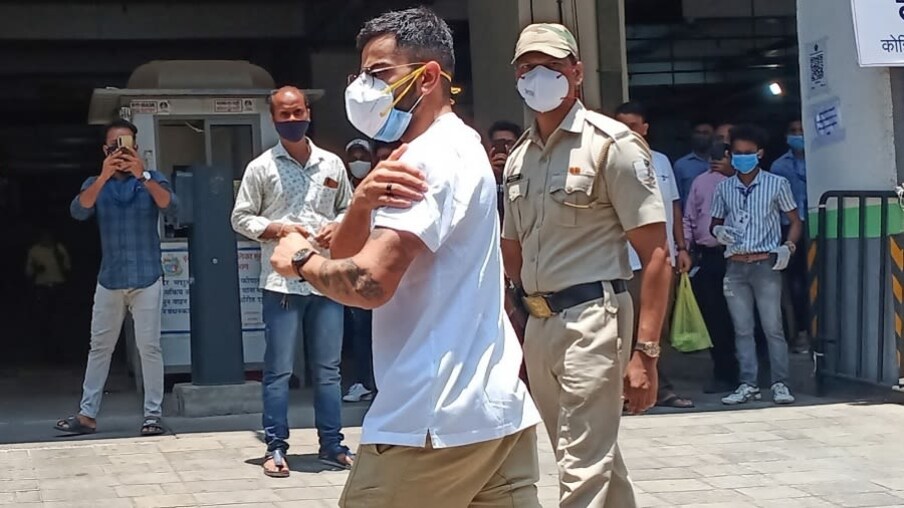 भारतीय क्रिकेट संघाचा कर्णधार विराट कोहलीने देखील १० मे रोजी लस घेतली 