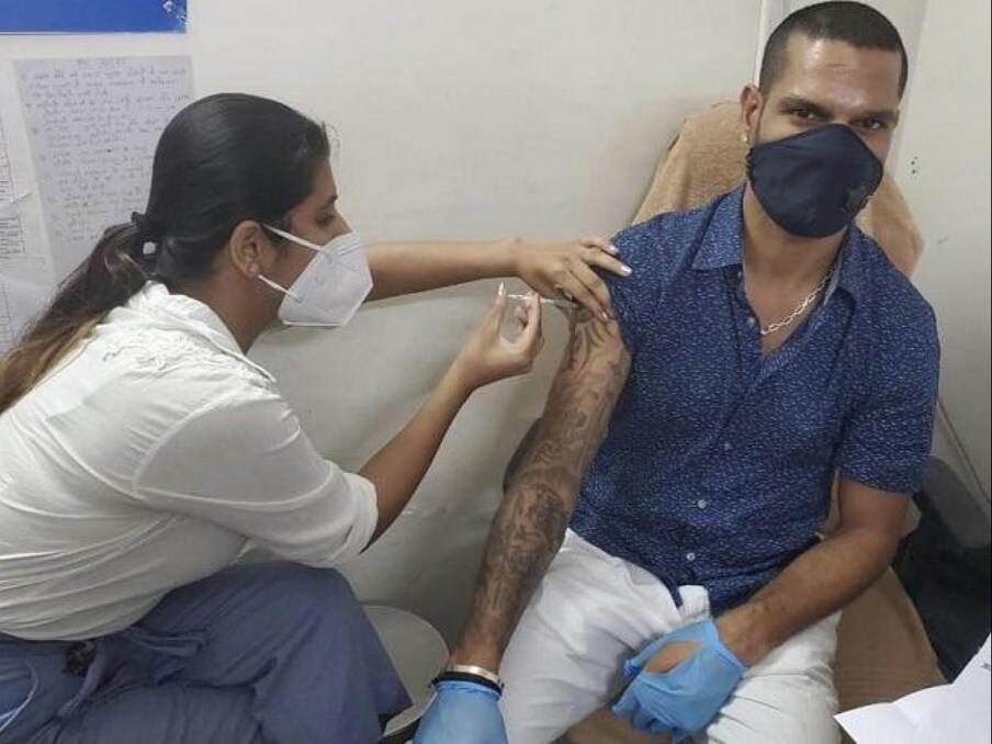 स्टयलिश भारतीय सलामीवीर शिखर धवन लस घेताना 