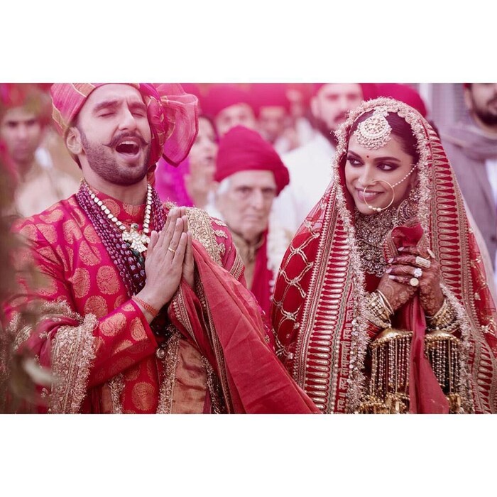 दीपिकाने तिच्या लग्नाचे सगळे आउटफिट्स हे प्रसिद्ध डिझायनर सब्यासाची यांच्याकडून डिझाइन केले होते.