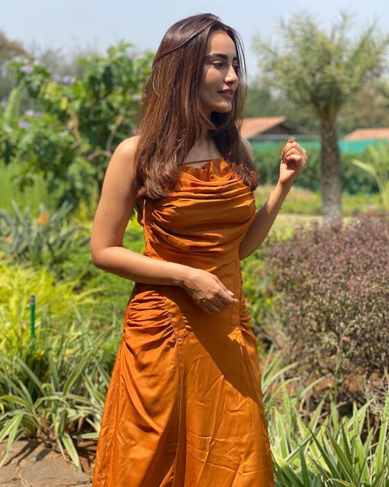 सुरभी सोशल मीडियावर मोठ्या प्रमाणात सक्रीय असते. 