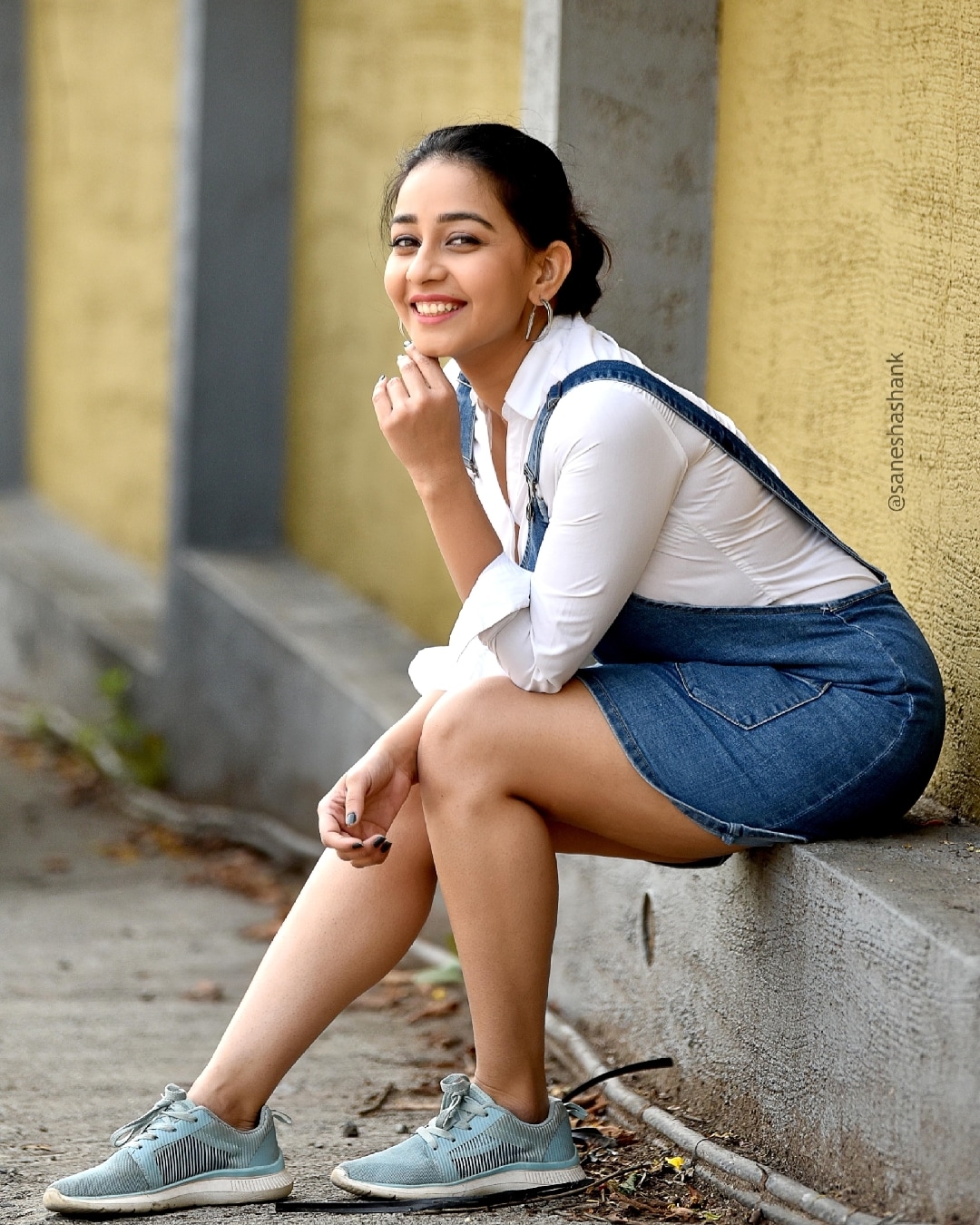 कॉलेज जीवनापासूनच ती अनेक एकांकीका स्पर्धांमध्ये सहभाग घेत होती. पुण्यातील फर्ग्युसन कॉलेज मधून तिने आपले शिक्षण पूर्ण केलं होतं. कॉलेज जीवनापासूनच ती अनेक एकांकीका स्पर्धांमध्ये सहभाग घेत होती. पुण्यातील फर्ग्युसन कॉलेज मधून तिने आपले शिक्षण पूर्ण केलं होतं.