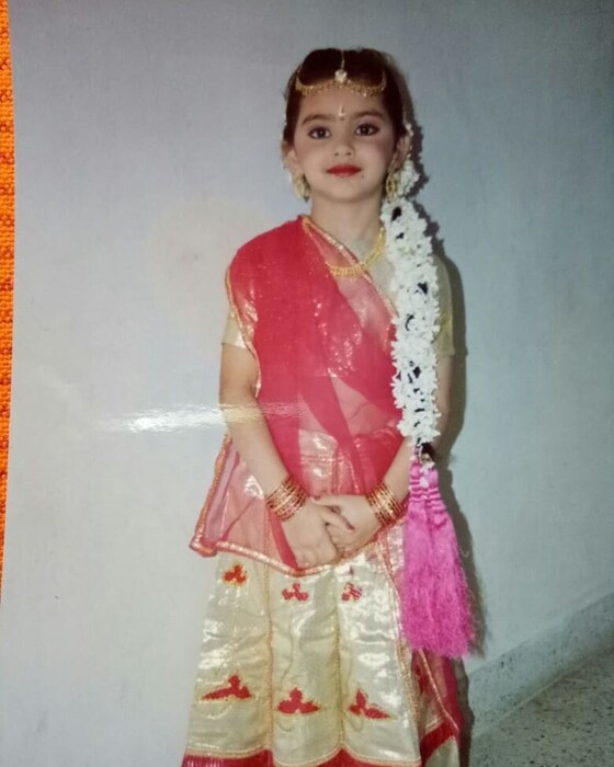 फोटोतील गोड लहान मुलगी आहे अभिनेत्री श्रुती मराठे.