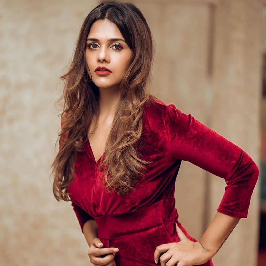 अभिनेत्री दलजित कौरने सुद्धा आपला सह-कलाकार शालीन भानोट सोबत लग्नं केलं होतं. मात्र या दोघांनीसुद्धा घटस्फोट घेतला आहे. दलजितने तपतीवर कौटुंबिक हिंसाचाराचे आरोप सुद्धा लावले आहेत.