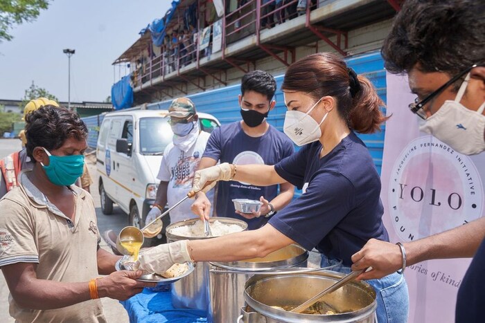 जॅकलिन स्वत: रस्त्यावर उतरून आता मदत करत आहे. लोकांना ती जेवन वाढत आहे.