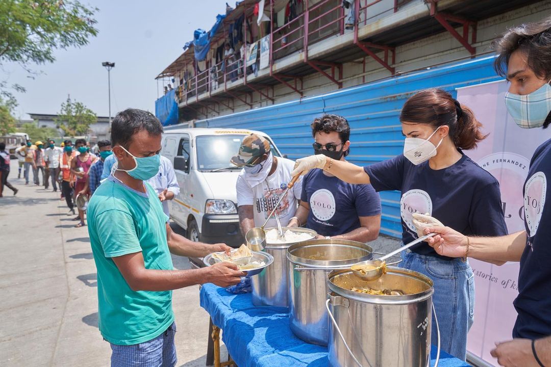 फोटो शेअर करत तिने मदर तेरेसा यांचा एक विचारही मांडला आहे. 'शांततेची सुरुवात ही भुकेलेल्याची भूक भागवून होते.' फोटो शेअर करत तिने मदर तेरेसा यांचा एक विचारही मांडला आहे. 'शांततेची सुरुवात ही भुकेलेल्याची भूक भागवून होते.'