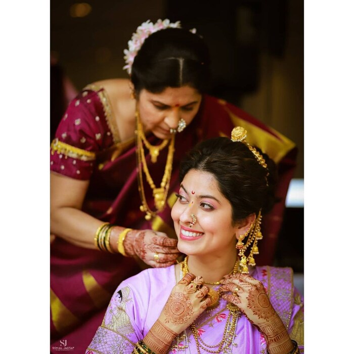 अभिज्ञा सध्या एका हिंदी मालिकेत काम करत आहे. तिने तिच्या लग्नातील आईसोबतचा फोटो पोस्ट केला आहे.