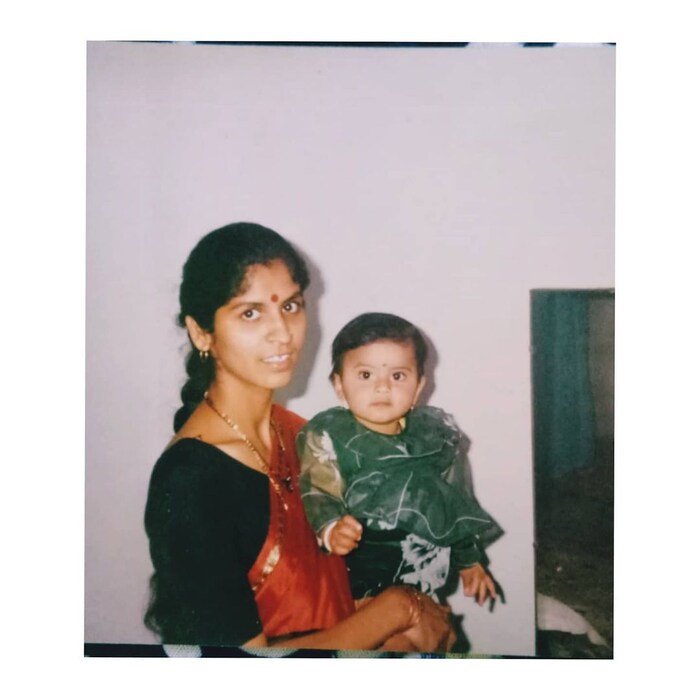 ही लहानगी आहे अभिनेत्री अभिज्ञा भावे. नुकतच तिचं लग्न ही झालं आहे.