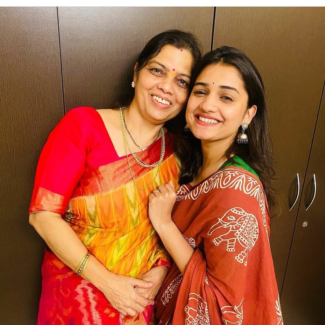 अभिनेत्री हृता दुर्गुळेने सुद्धा आपल्या आईसोबत फोटो शेयर करत मदर्स डे च्या शुभेच्छा दिल्या आहेत. अभिनेत्री हृता दुर्गुळेने सुद्धा आपल्या आईसोबत फोटो शेयर करत मदर्स डे च्या शुभेच्छा दिल्या आहेत.