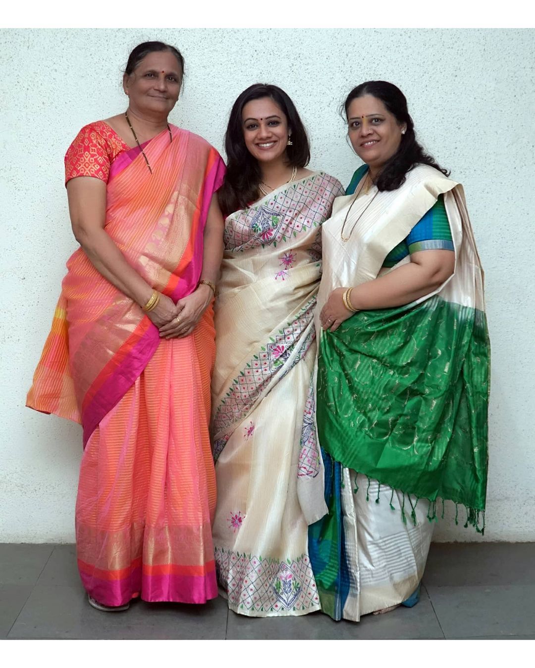अभिनेत्री स्पृहा जोशीने आपल्या आईचा आणि सासूबाईंचा फोटो शेयर करी मदर्स डे च्या शुभेच्छा दिल्या आहेत. अभिनेत्री स्पृहा जोशीने आपल्या आईचा आणि सासूबाईंचा फोटो शेयर करी मदर्स डे च्या शुभेच्छा दिल्या आहेत.