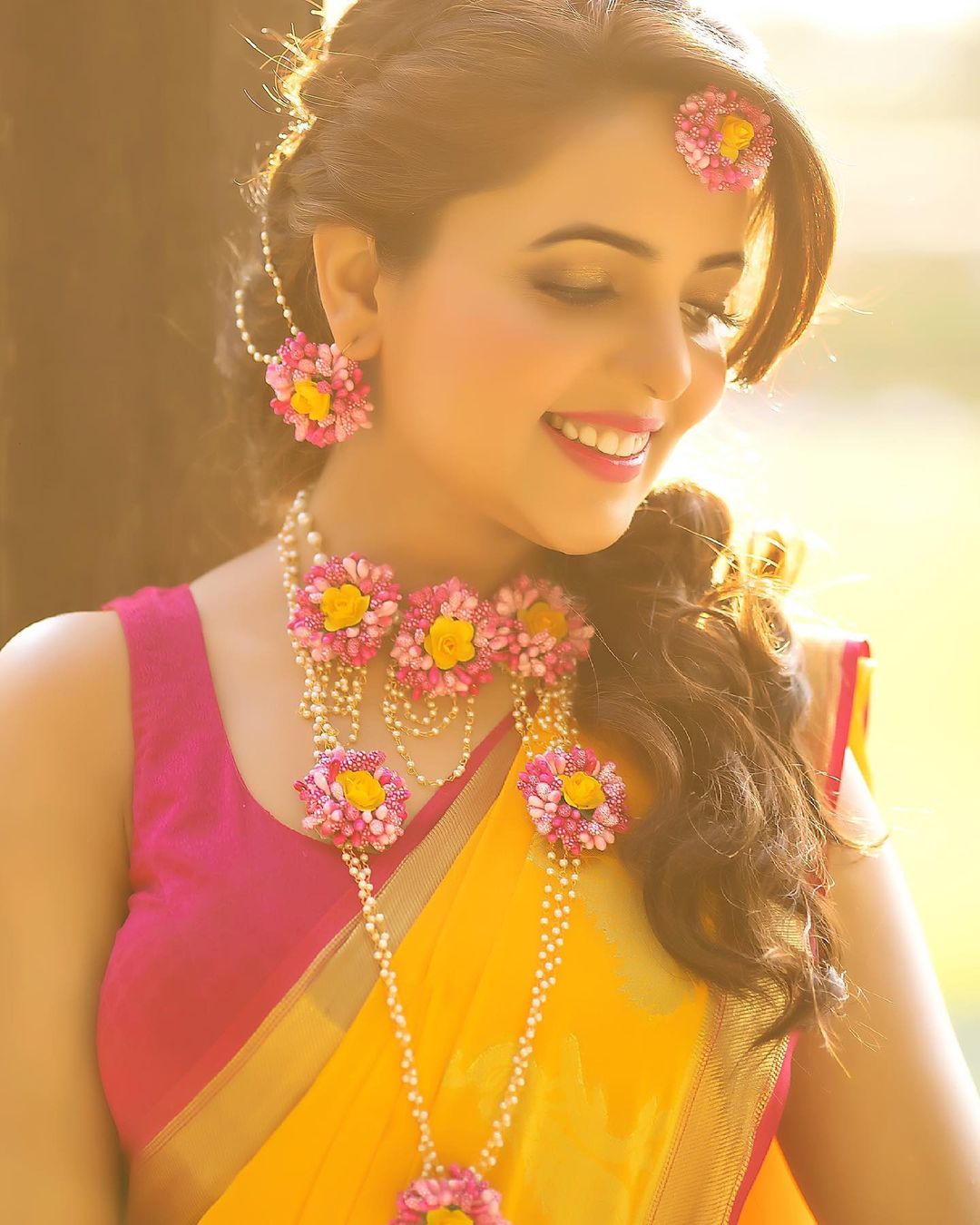 दोघांच्याही विवाहापासून ते सतत चर्चेत आहेत. सुगंधा सोशल मीडियावर तिच्या चाहत्यांशी सतत संपर्कात असते.