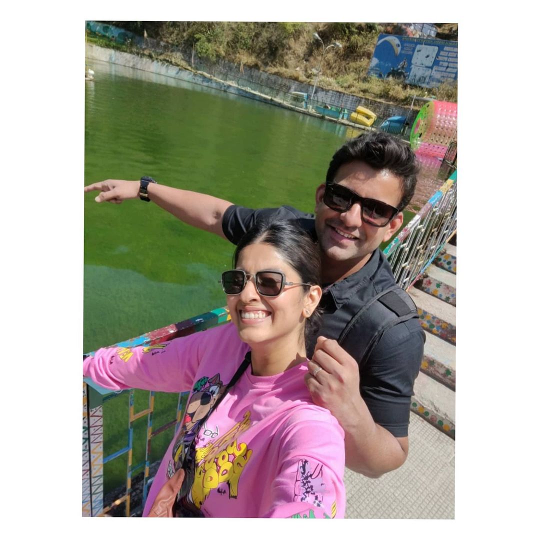 मेहूलच्या वाढदिवसानिमित्त अभिज्ञाने पतीविषयी प्रेम व्यक्त करत लिहीलं आहे, 'मी दोन तुटलेल्या माणसांना एमेकांसोबत आनंद शोधताना पाहिलं आहे, ...' यासोबतच तिने मोठी पोस्ट लिहीली आहे. मेहूलच्या वाढदिवसानिमित्त अभिज्ञाने पतीविषयी प्रेम व्यक्त करत लिहीलं आहे, 'मी दोन तुटलेल्या माणसांना एमेकांसोबत आनंद शोधताना पाहिलं आहे, ...' यासोबतच तिने मोठी पोस्ट लिहीली आहे.