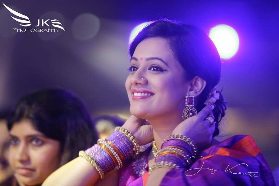 फोटोमध्ये स्पृहाच्या चेहऱ्यावर विविध भाव दिसत आहेत. ते पाहून चाहते घायाळ होतं आहेत.