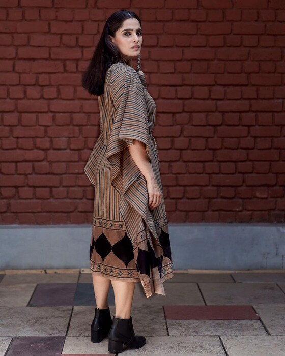 प्रिया सोशल मीडियावर फार सक्रिय असते.