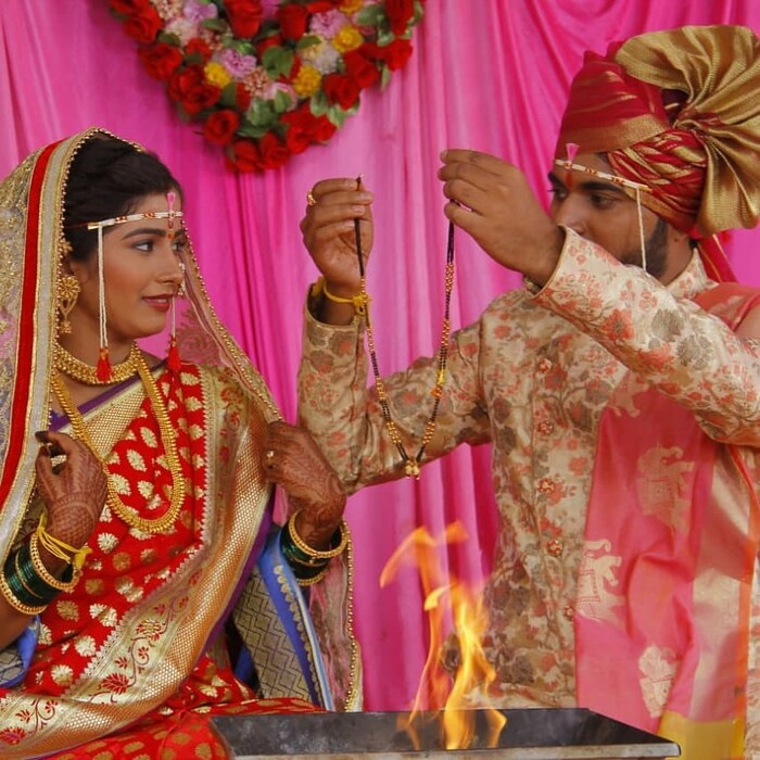 दिव्याच्या चौकशीपासून वाचण्यासाठी डिम्पल आणि डॉक्टरने घाईघाईने लग्न करण्याचा घाट घातलेला असतो. पण दिव्या मात्र देवी सिंग पर्यतं आता पोहोचली आहे. तर डॉक्टर हाच देवी सिंग असल्याचही तिला आता समजलं आहे. 