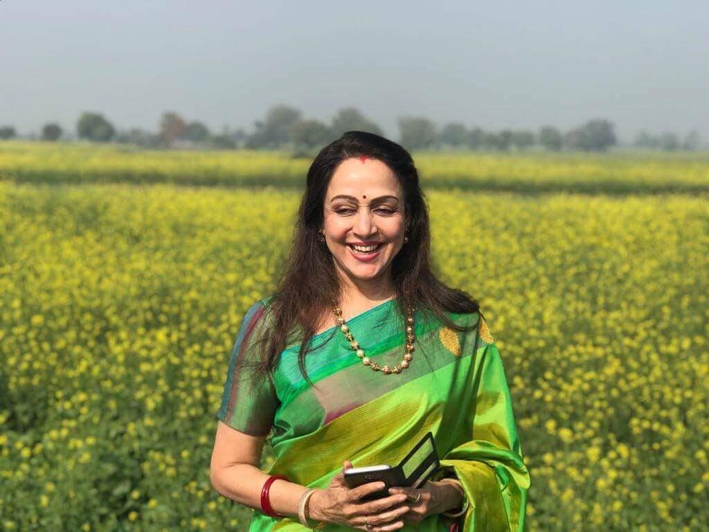 ज्येष्ठ अभिनेत्री हेमा मालिनी जेव्हा पहिल्यांदा गर्भवती होत्या, तेव्हा त्या 'रजिया सुलतान' या चित्रपटाचं शुटींग करत होत्या. यावेळी त्यांनी कडक उन्हात वाळवंटात शुटींग केल होतं. ज्येष्ठ अभिनेत्री हेमा मालिनी जेव्हा पहिल्यांदा गर्भवती होत्या, तेव्हा त्या 'रजिया सुलतान' या चित्रपटाचं शुटींग करत होत्या. यावेळी त्यांनी कडक उन्हात वाळवंटात शुटींग केल होतं.