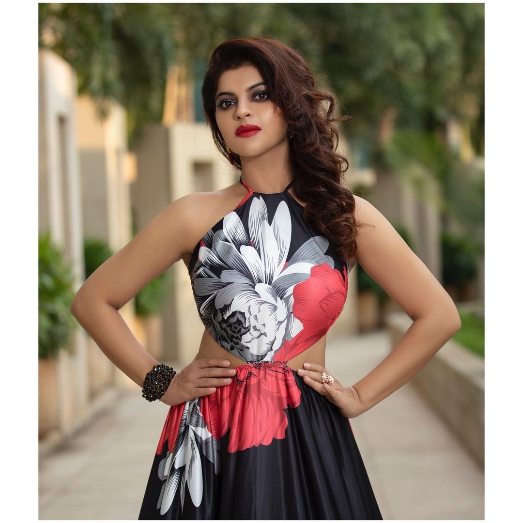 मराठमोळी अभिनेत्री स्नेहा वाघने सुद्धा आपल्या पहिला पती अविष्कार दारवेकर सोबत घटस्फोट घेतला होता. त्यांनतर तिने एक इंटेरियर डिझायनर सोबत लग्नं केलं होतं मात्र अवघ्या तेसुद्धा काही महिन्यातच संपुष्टात आलं होतं.