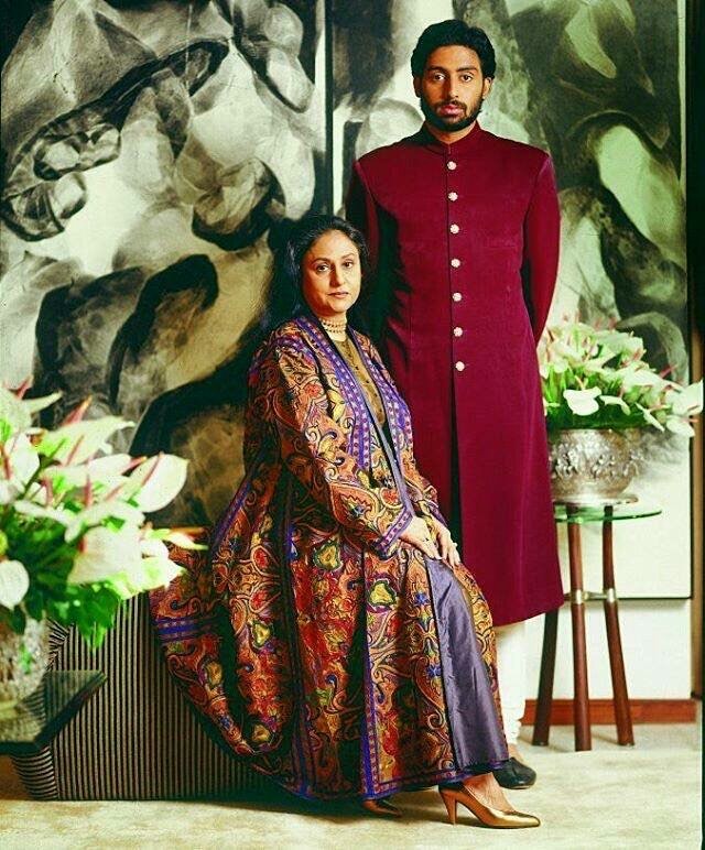 अभिनेत्री जया बच्चन या सुपरहिट चित्रपट 'शोले' मध्ये काम करत असताना 3 महिन्यांच्या गर्भवती होत्या. त्यानंतर त्यांनी मुलगी श्वेताला जन्म दिला होता. अभिनेत्री जया बच्चन या सुपरहिट चित्रपट 'शोले' मध्ये काम करत असताना 3 महिन्यांच्या गर्भवती होत्या. त्यानंतर त्यांनी मुलगी श्वेताला जन्म दिला होता.