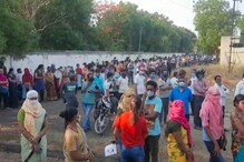अहमदनगर जिल्ह्यात लसीकरणाचा फज्जा, संतप्त नागरिकांची डॉक्टरांना धक्काबुक्की अहमदनगर जिल्ह्यात लसीकरणाचा फज्जा, संतप्त नागरिकांची डॉक्टरांना धक्काबुक्की