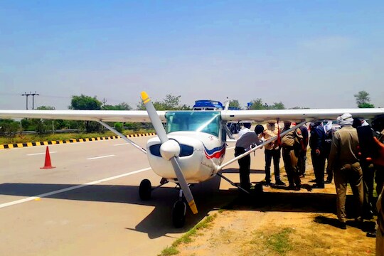 Emergency Landing पायलटनं थेट एक्स्प्रेस वेवर उतरवलं विमान, थोडक्यात टळली मोठी दुर्घटना