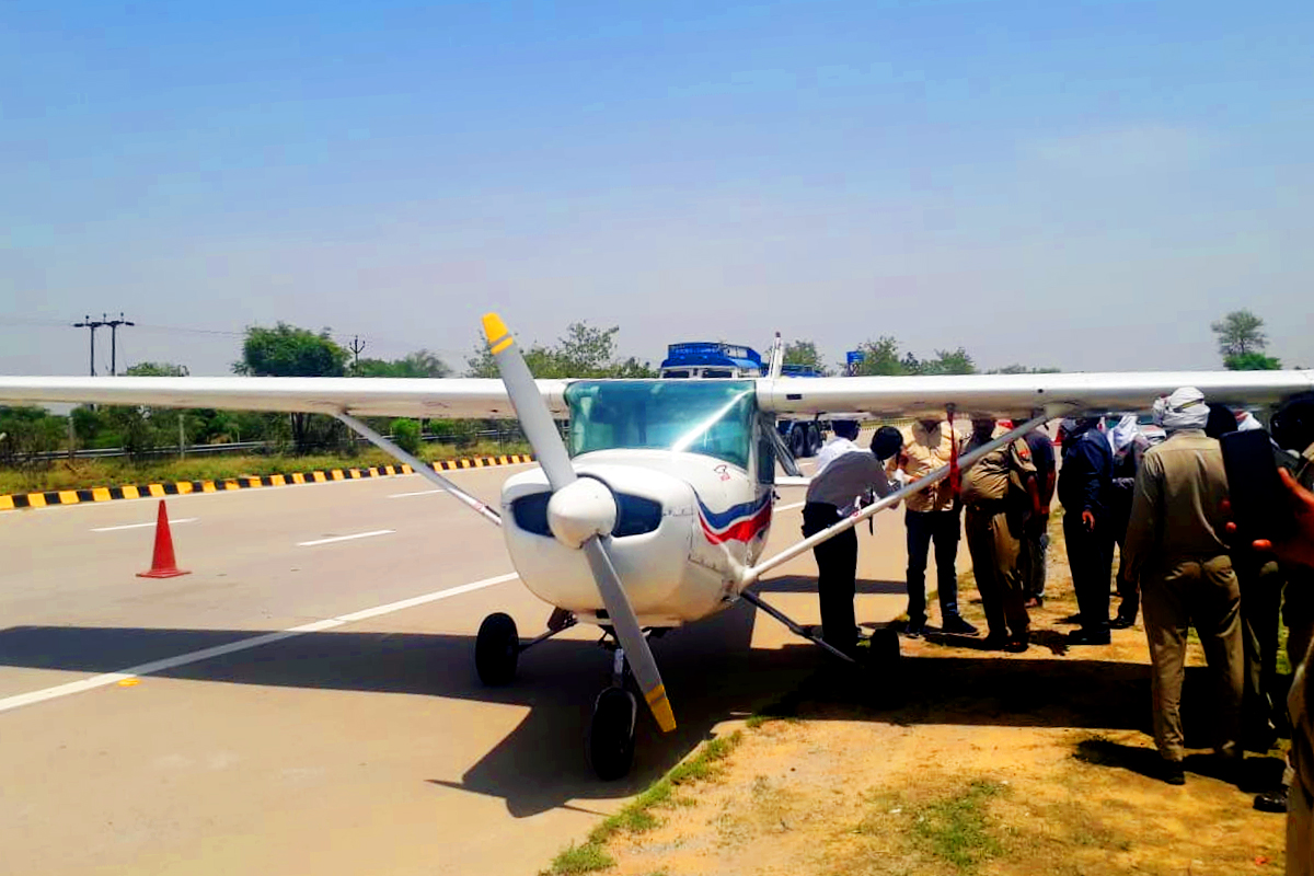 Emergency Landing पायलटनं थेट एक्स्प्रेस वेवर उतरवलं विमान, थोडक्यात टळली मोठी दुर्घटना