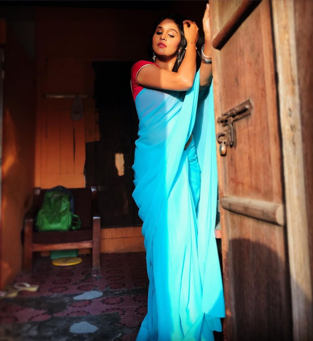 या मालिकेत तिनं साकारलेली पाठक बाई ही व्यक्तिरेखा तुफान गाजली. अनेक चाहते तिला तिच्या खऱ्या नावाऐवजी पाठकबाई म्हणूनच ओळखतात यावरुनच तिच्या लोकप्रियतेचा अंदाज येतो. (Akshaya deodhar/Instagram) या मालिकेत तिनं साकारलेली पाठक बाई ही व्यक्तिरेखा तुफान गाजली. अनेक चाहते तिला तिच्या खऱ्या नावाऐवजी पाठकबाई म्हणूनच ओळखतात यावरुनच तिच्या लोकप्रियतेचा अंदाज येतो. (Akshaya deodhar/Instagram)
