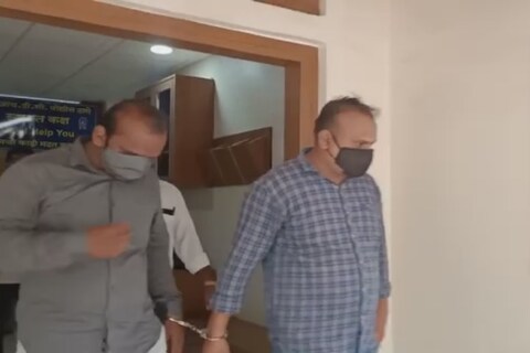 दीड लाखांची खंडणी मागितल्याप्रकरणी मुंबई पोलिसांनी 4 क्लीनअप मार्शलला अटक केली आहे.