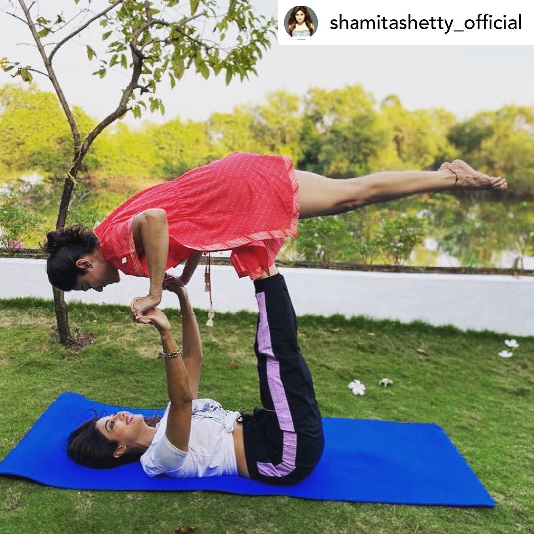 भारतीय अध्यात्माच्या दृष्टीनं ‘योग’ या शब्दाचा अर्थ ‘परमात्मा’ आणि ‘जीवात्मा’ यांचा एकत्र संयोग होणं असा होतो. भारतीय अध्यात्माच्या दृष्टीनं ‘योग’ या शब्दाचा अर्थ ‘परमात्मा’ आणि ‘जीवात्मा’ यांचा एकत्र संयोग होणं असा होतो.