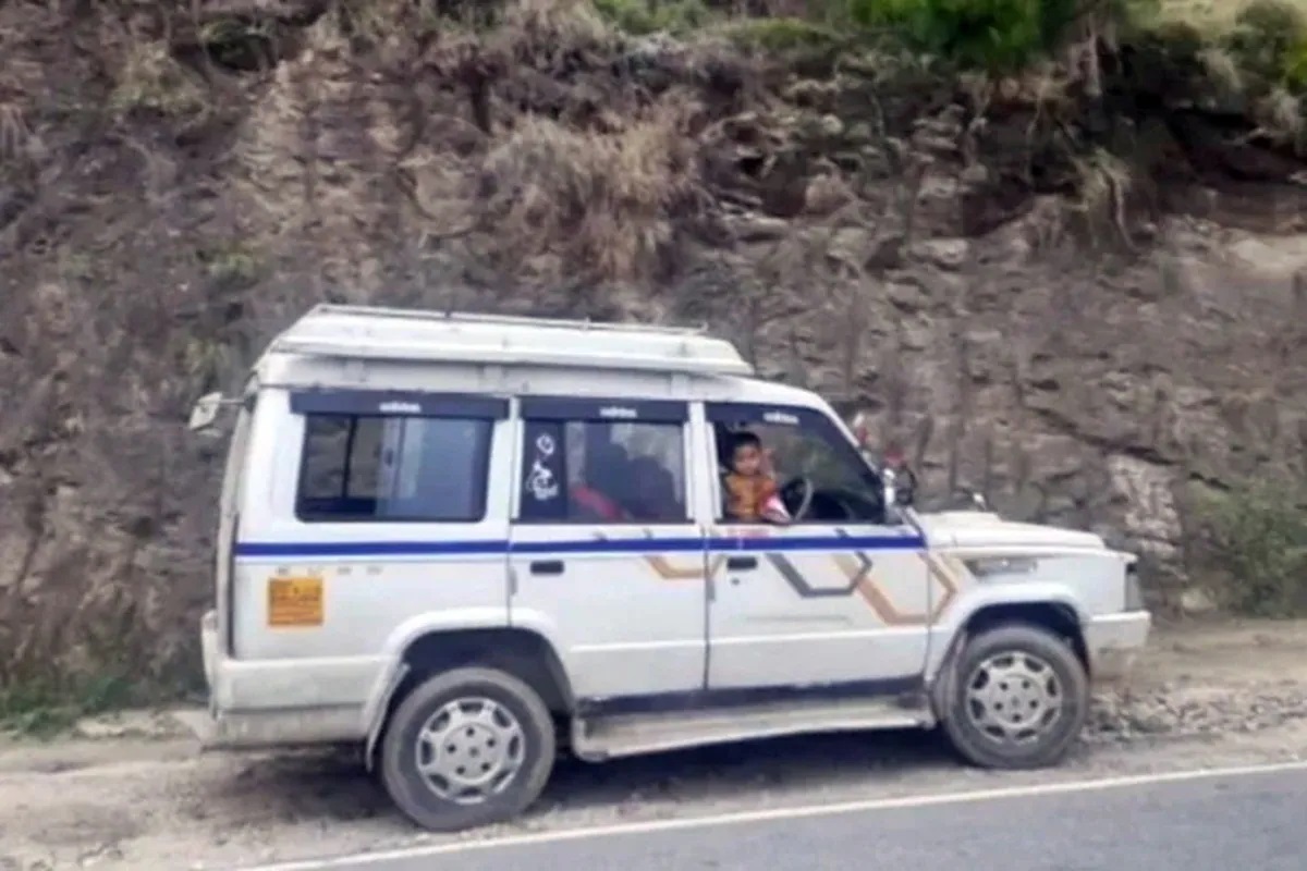 Shocking! घरमालकानं घरात येऊ दिलं नाही, कोरोना Positive महिलेसह 2 दिवस टॅक्सीतच राहिलं कुटुंब