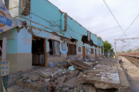 Railway Station Building Collapsed:  110 किमी प्रति तास वेगानं रेल्वे गाडी येवून गेली, मात्र तिच्या या जोरात वेगामुळं जमीन चांगलीच हादरली. इतकी की, रेल्वे स्टेशनची इमारत गदागदा हलली आणि कोसळली 