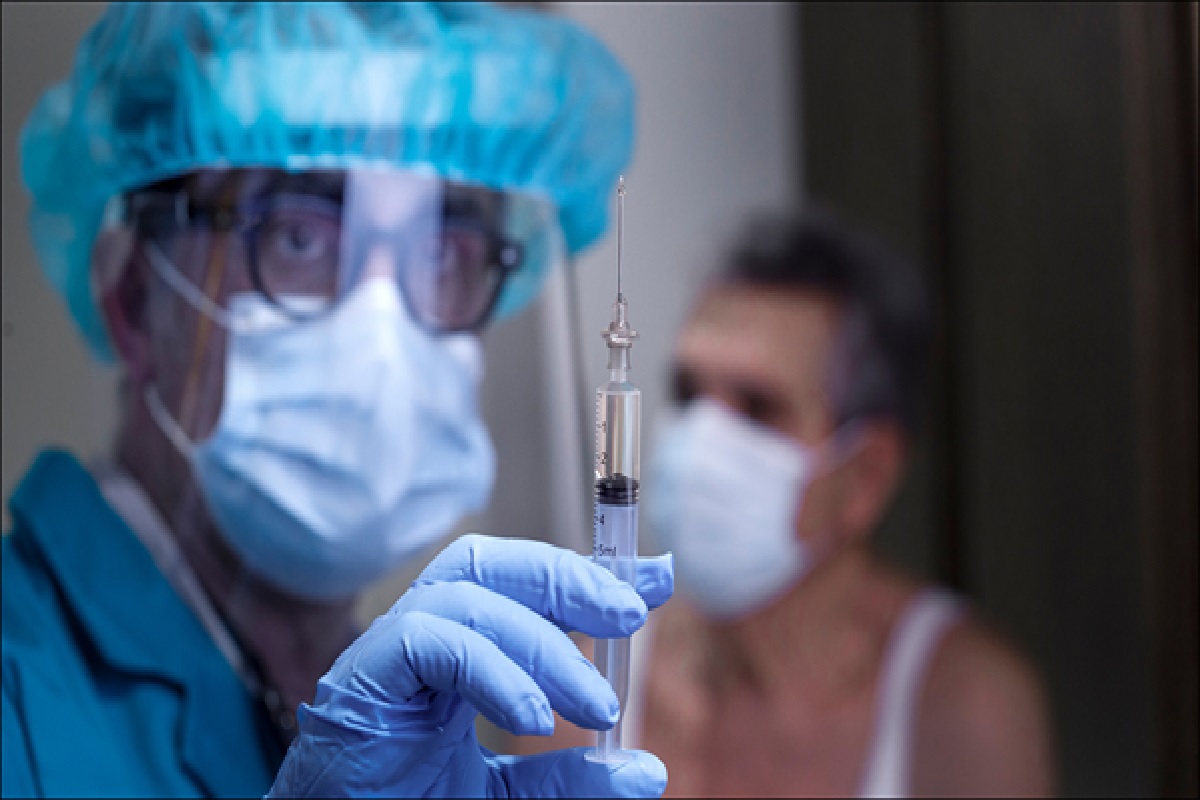 लसीकरण सुरु झालं आहे त्यामुळे आशादायी चित्र आहे. म्हणून निराश होऊ नका. सरकार देखील या प्रश्नाचं उत्तर शोधत आहे. त्यामुळे या काळात पॉझिटीव्ह विचार आपल्याला तारू शकतात.