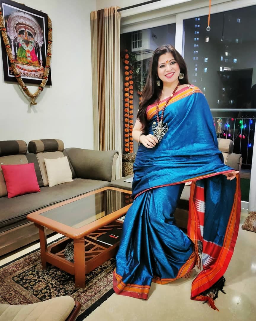 ऑनलाईन पोस्ट, फोटो, व्हिडीओ, ट्विट्सच्या माध्यमातून ती कायम आपल्या चाहत्यांच्या संपर्कात राहण्याचा प्रयत्न करते. (dipali sayyad /instagram)